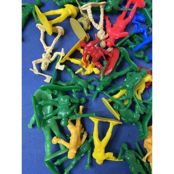 Lot Of 160 Plastic Indians Cowboys Pirates Military Frontiersmen - Picture 4 of 6